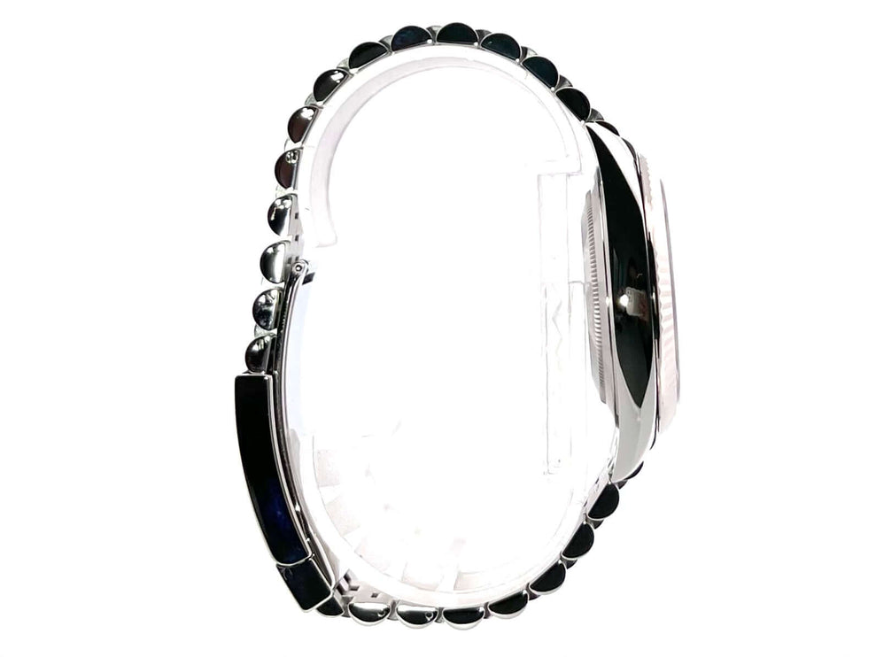 Seitenansicht der Rolex Datejust 41 Edelstahl Weißgold 126334 mit poliertem und satiniertem Edelstahlgehäuse und Jubile-Armband.