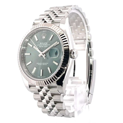 Rolex Datejust 41 Edelstahl Weißgold 126334 mit mintgrünem Zifferblatt und Jubile-Band, geriffelte 18 kt Weißgold Lünette, Edelstahlgehäuse.