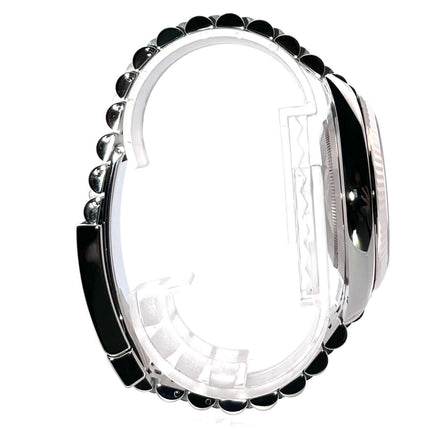 Seitenansicht Rolex Datejust 41 Ref. 126334 Edelstahl/Weißgold mit Perlmutt Zifferblatt und Diamanten, Jubiläums-Armband und geriffelter Lünette.