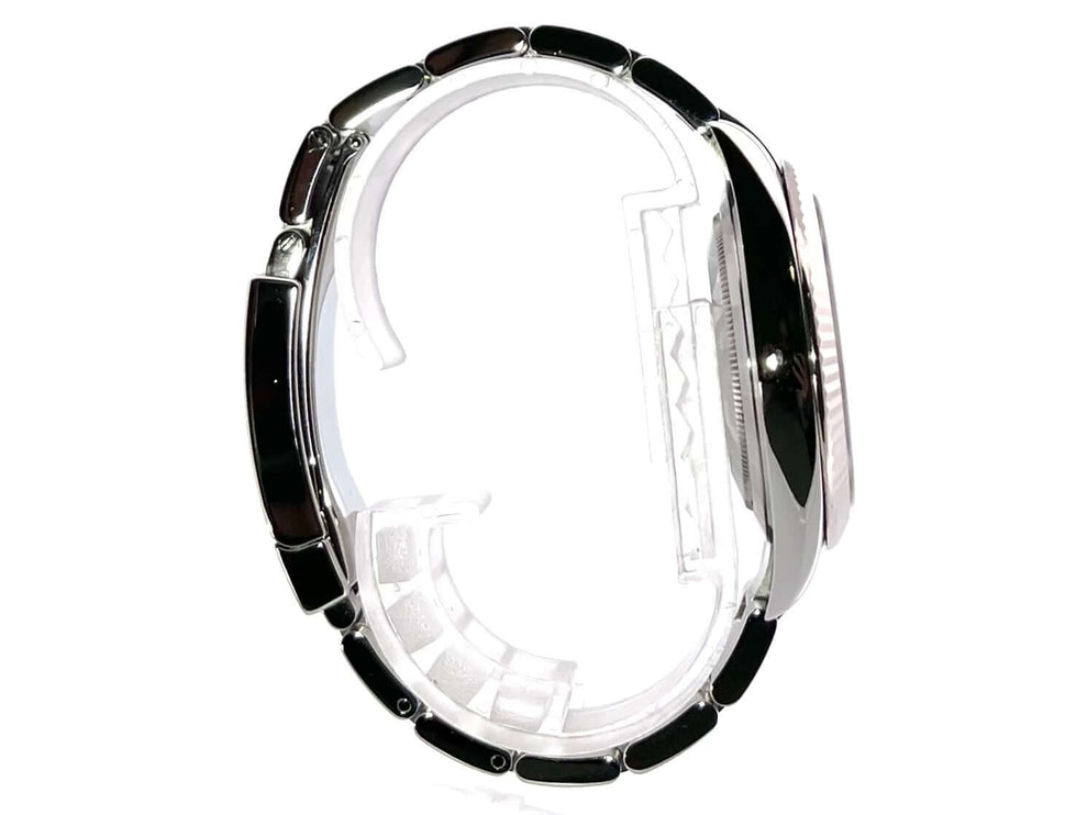 Seitenansicht der Rolex Datejust 41 Edelstahl Weißgold 126334 Rhodium, Armband und Gehäusedesign sichtbar.