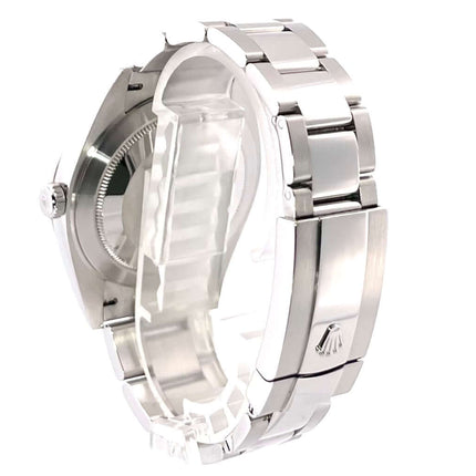 Rückseite des Rolex Datejust 41 Edelstahl Weißgold 126334 Rhodium, poliertes und satiniertes Oyster-Armband, detailreiche Ansicht der Faltschließe.