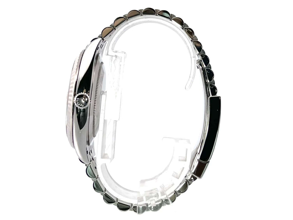 Seitenansicht der Rolex Datejust 41 Edelstahl Weißgold 126334 mit Jubile-Band, poliertes/satiniertes Gehäuse und geriffelter Lünette.