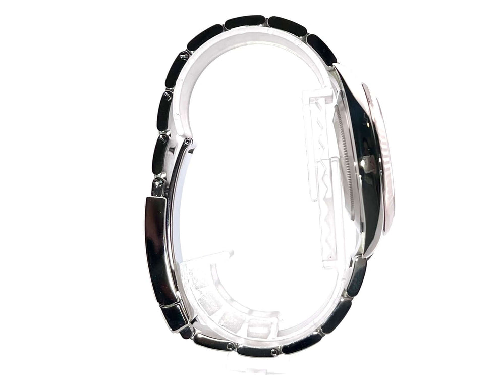 Seitenansicht des Rolex Datejust 41 Ref. 126334 Rhodium Römisch, Edelstahlgehäuse, Oyster-Armband und geriffelte Weißgold-Lünette