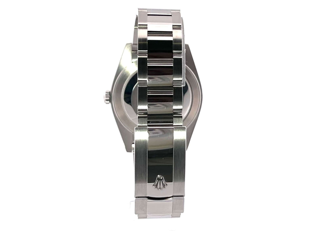Rückansicht der Rolex Datejust 41 Ref. 126334 mit poliertem und satiniertem Edelstahl-Oyster-Armband und Faltschließe aus 2022