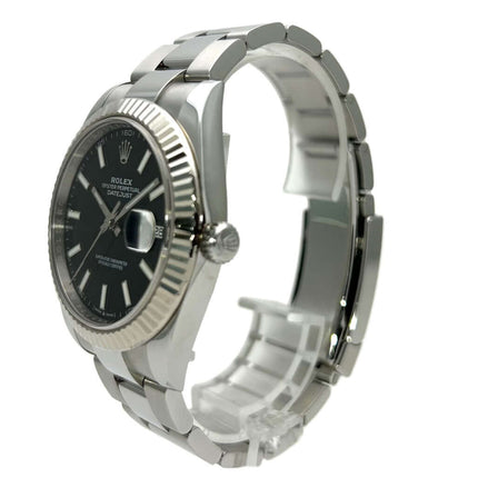 Rolex Datejust 41 Ref. 126334 aus Edelstahl mit 18kt Weißgold-Lünette und schwarzem Zifferblatt.