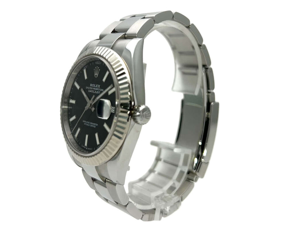 Rolex Datejust 41 Ref. 126334 aus Edelstahl mit 18kt Weißgold-Lünette und schwarzem Zifferblatt.