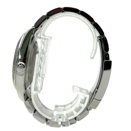 Seitliche Ansicht der Rolex Datejust 41 Edelstahl Weißgold 126334 Schwarz mit Oyster Armband und Faltschließe.