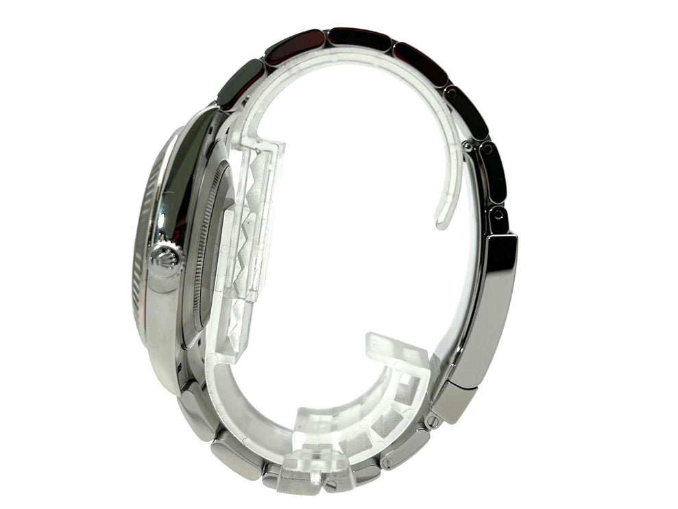 Seitliche Ansicht der Rolex Datejust 41 Edelstahl Weißgold 126334 Schwarz mit Oyster Armband und Faltschließe.