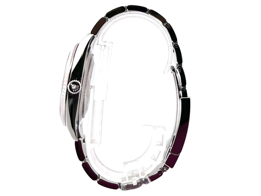 Seitenansicht der Rolex Datejust 41 Edelstahl Weißgold 126334 mit poliertem Edelstahlgehäuse und Oyster Armband.