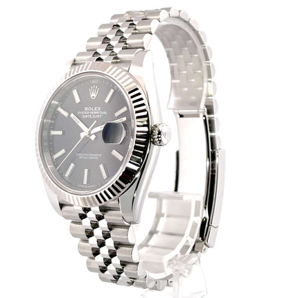Rolex Datejust 41 Edelstahl Weißgold 126334 mit schwarzem Zifferblatt, geriffelter Lünette und Jubile-Armband in Edelstahl.