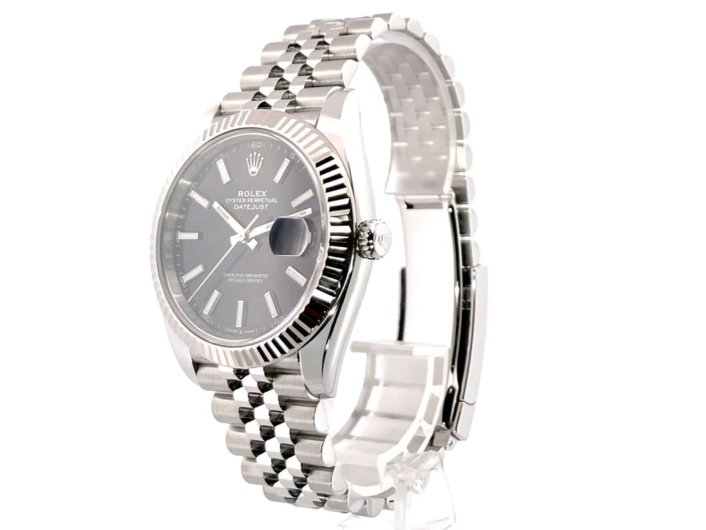 Rolex Datejust 41 Edelstahl Weißgold 126334 mit schwarzem Zifferblatt, geriffelter Lünette und Jubile-Armband in Edelstahl.