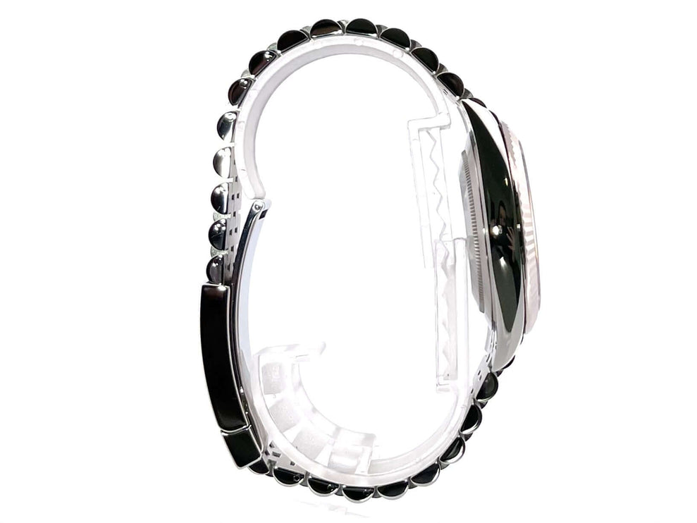 Seitenansicht der Rolex Datejust 41 Edelstahl Weißgold 126334 mit Jubile-Armband, poliert und satiniert, geriffelte 18 kt Weißgold Lünette.