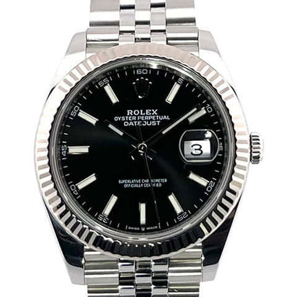 Rolex Datejust 41 Edelstahl 126334 mit schwarzem Zifferblatt, Jubile-Armband und 18 kt Weißgold Lünette.
