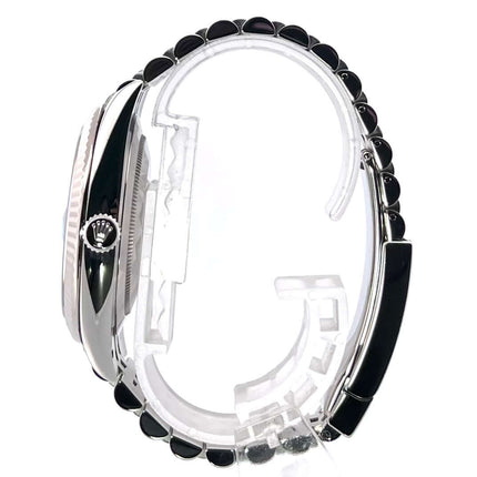 Seitenansicht Rolex Datejust 41 Edelstahl Weißgold 126334 mit schwarzem Jubile-Armband, poliertes Gehäuse und geriffelte Weißgold Lünette.