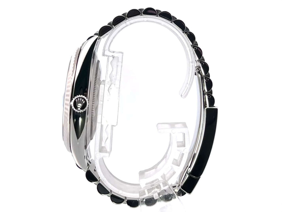 Seitenansicht Rolex Datejust 41 Edelstahl Weißgold 126334 mit schwarzem Jubile-Armband, poliertes Gehäuse und geriffelte Weißgold Lünette.