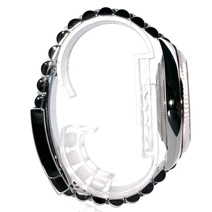 Seitenansicht der Rolex Datejust 41 Edelstahl Weißgold 126334, Jubile-Band und 18 kt Weißgold Lünette.