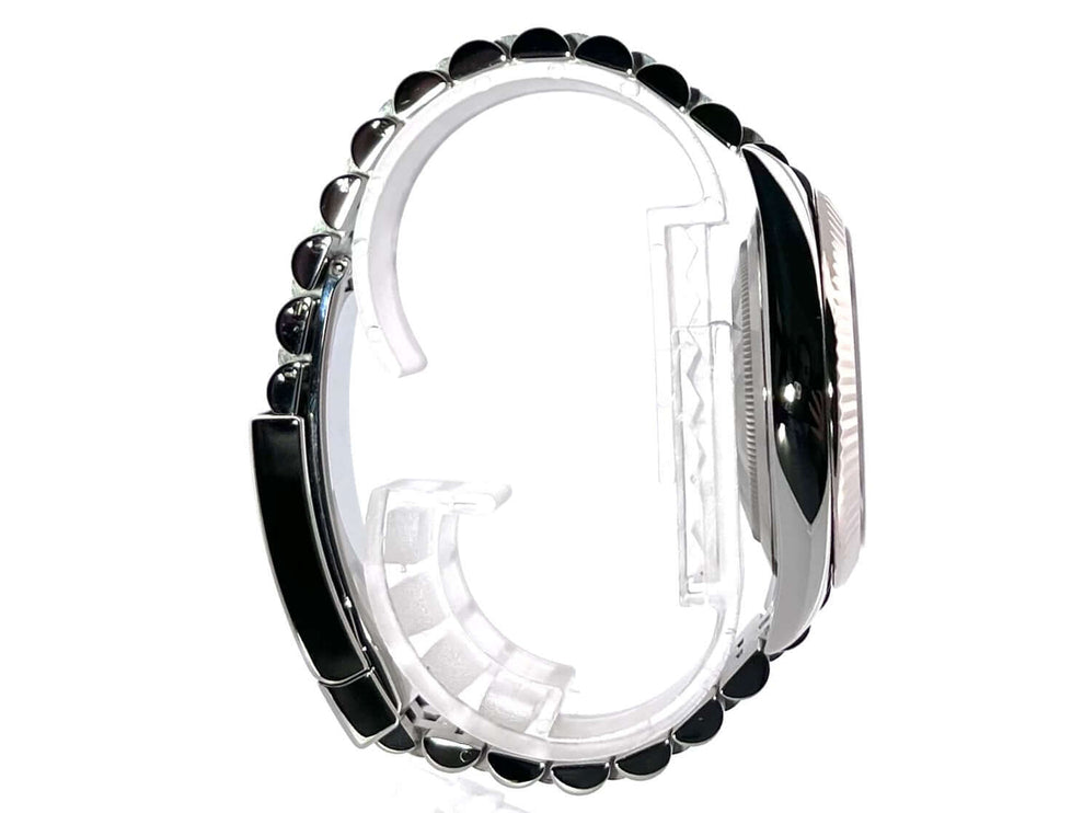 Seitenansicht der Rolex Datejust 41 Edelstahl Weißgold 126334, Jubile-Band und 18 kt Weißgold Lünette.