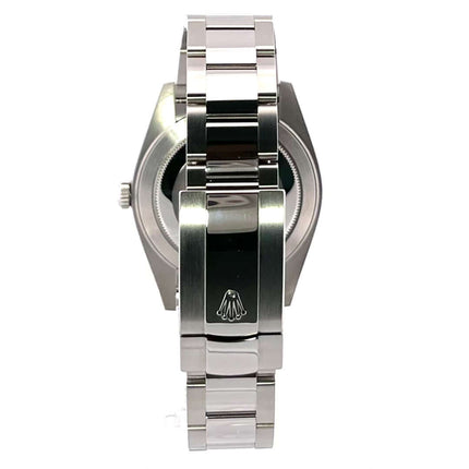 Rückansicht des Rolex Datejust 41 Edelstahl Weißgold 126334 Silbers mit Oyster-Armband und Rolex-Logo auf der Faltschließe.