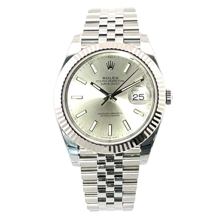 Rolex Datejust 41 Ref. 126334 Edelstahl und Weißgold mit Silber Zifferblatt und Jubile-Armband, 41 mm Gehäuse, 18 kt Weißgold Lünette.