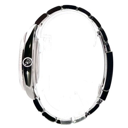 Seitenansicht der Rolex Datejust 41 Ref. 126334 Edelstahl/Weißgold, gezeigt mit dem Oyster Edelstahlband und Faltschließe.