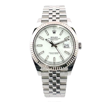 Rolex Datejust 41 Edelstahl Weißgold 126334 mit weißem Zifferblatt und Jubile-Band, poliertes und satiniertes Edelstahlgehäuse, 18 kt Lünette.