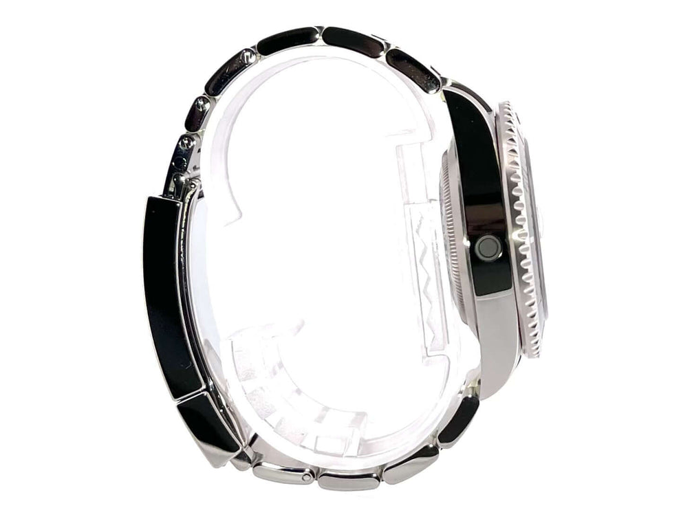 Rolex Sea-Dweller Ref. 126600 Seitenansicht mit poliertem und satiniertem Edelstahlgehäuse, schwarzer Keramiklünette und Oyster-Armband