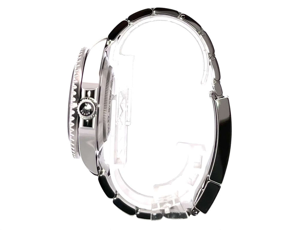 Seiteansicht der Rolex Sea-Dweller Ref. 126600 aus Edelstahl mit schwarzer Keramikeinlage und Oyster Armband, Modell von 2020