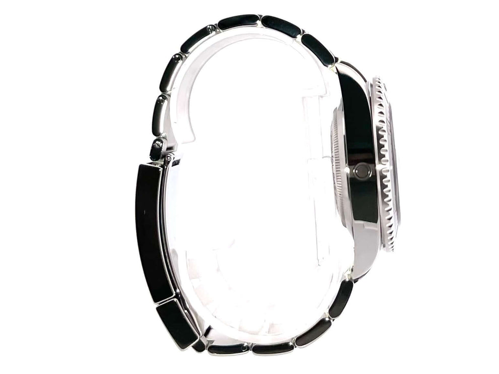 Seitenansicht der Rolex Sea-Dweller Ref. 126600 mit Edelstahl-Gehäuse, poliertem Armband und schwarzer Keramik Lünette.