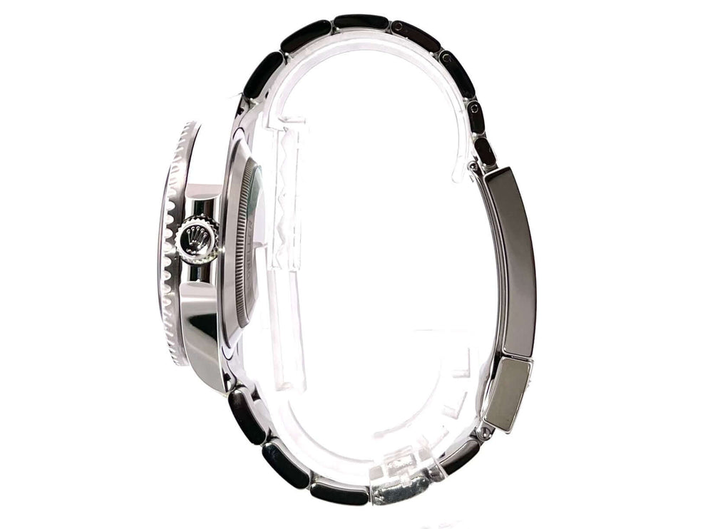 Profilansicht der Rolex Sea-Dweller Ref. 126600 MK1 aus Edelstahl mit schwarzer Keramik Lünette, Oyster Armband und Sicherheitsfaltschließe.