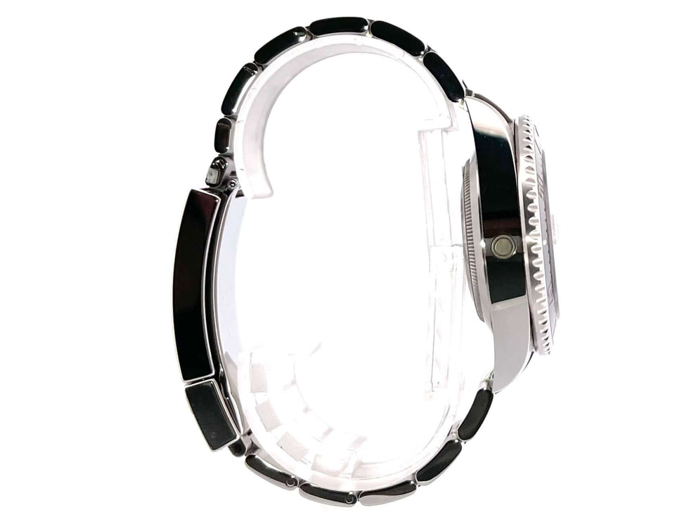 Seitenansicht der Rolex Sea-Dweller Ref. 126600 MK1 aus 2017 mit Edelstahlgehäuse und schwarzer Keramiklünette.