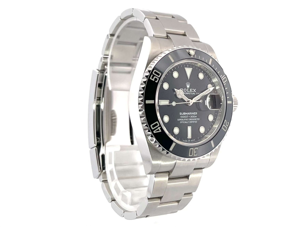 Rolex Submariner Date 126610LN aus 2020 mit schwarzem Zifferblatt, Edelstahlgehäuse und Oyster-Armband auf weißem Hintergrund.