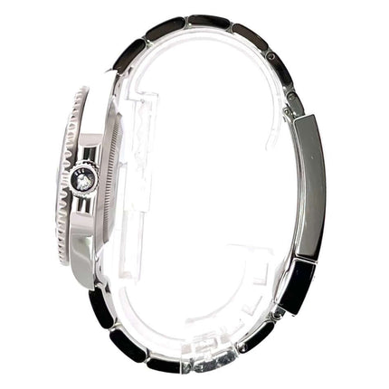 Seitenansicht der Rolex Submariner Date 126610LN mit Edelstahlgehäuse und Oyster-Armband