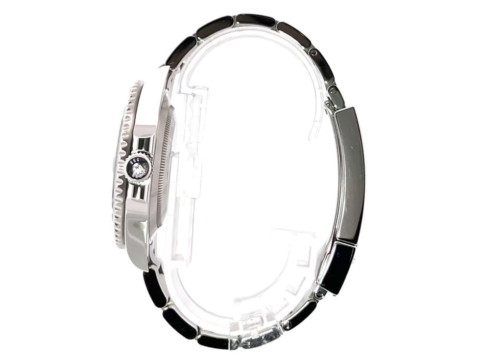 Seitenansicht der Rolex Submariner Date 126610LN mit Edelstahlgehäuse und Oyster-Armband