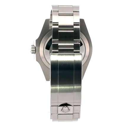 Rückansicht der Rolex Submariner Date 126610LN mit poliertem und satiniertem Edelstahlarmband und Oyster-Sicherheitsfaltschließe.