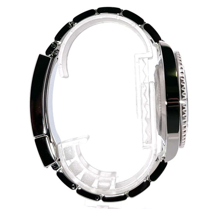 Seitenansicht der Rolex Submariner Date Edelstahl 126610LV mit poliertem und satiniertem Edelstahlarmband und Sicherheitsfaltschließe