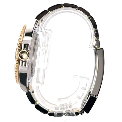 Seitenansicht der Rolex Submariner Date 41 Edelstahl Gelbgold 126613LB mit poliertem und satiniertem Gehäuse und Armband