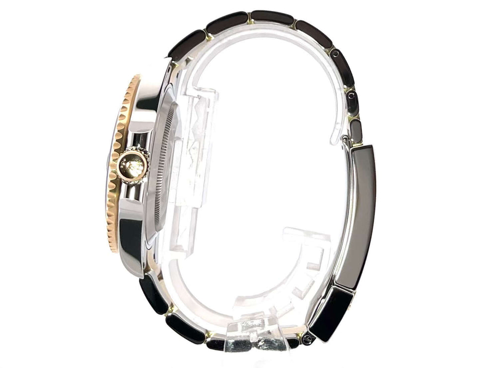 Seitenansicht der Rolex Submariner Date 41 Edelstahl Gelbgold 126613LB mit poliertem und satiniertem Gehäuse und Armband