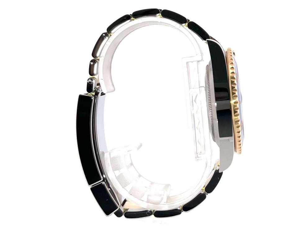 Rolex Submariner Date 41 Edelstahl Gelbgold 126613LB Seitenansicht mit blauem Zifferblatt und Oyster Armband