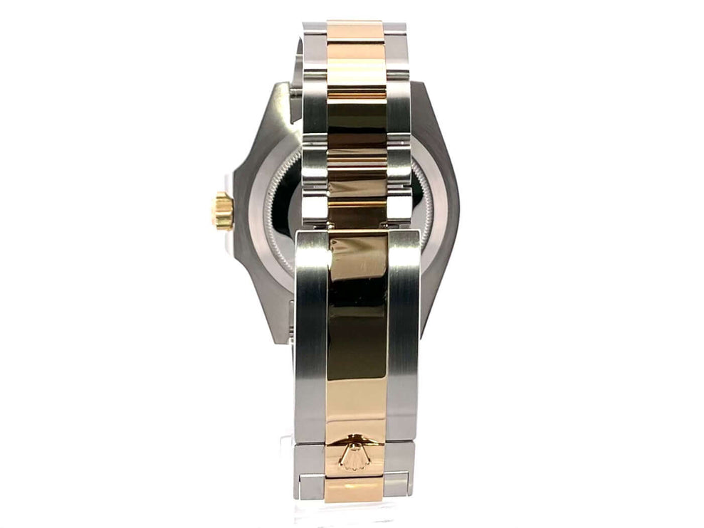 Rückansicht des Rolex Submariner Date 41 Edelstahl Gelbgold 126613LB Armbands mit polierten und satinierten Gliedern