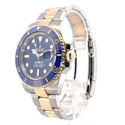 Rolex Submariner Date 41 Edelstahl Gelbgold mit blauem Zifferblatt, Ref. 126613LB, Uhr aus 2022, poliertes und satiniertes Armband.