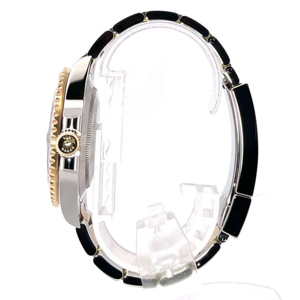 Rolex Submariner Date 41 Edelstahl Gelbgold 126613LB Seitenansicht mit poliertem und satiniertem Gehäuse und Armband, 18 Karat Gelbgold Lünette.