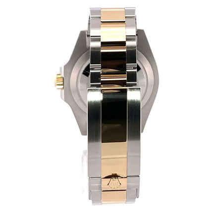 Rückansicht des Rolex Submariner Date 41 Edelstahl/Gelbgold 126613LB mit Oyster-Armband, poliert und satiniert aus Edelstahl und 18 Karat Gelbgold.