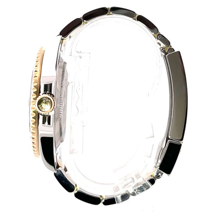 Seitliche Ansicht Rolex Submariner Date 41 Edelstahl/Gelbgold 126613LN, schwarzes Zifferblatt, 2021 Modell.