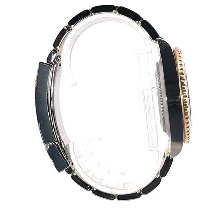 Seitenansicht der Rolex Submariner Date 41 Edelstahl Gelbgold 126613LN mit poliertem und satiniertem Armband.