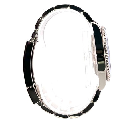 Seitenansicht der Rolex Submariner Date Weißgold 126619LB mit poliertem und satiniertem 18 kt Weißgold-Gehäuse und Armband.