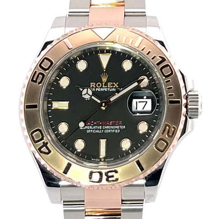 Rolex Yacht-Master 40 Oystersteel Everose-Gold 126621 Uhr mit schwarzem Zifferblatt und zweifarbigem Armband aus Edelstahl und 18 kt Gold.