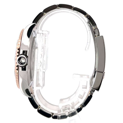 Seitenansicht der Rolex Yacht-Master 40 Oystersteel / 18 kt Everose-Gold Armbanduhren mit poliertem und satiniertem Finish.