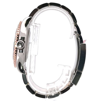 Rolex Yacht-Master 40 Oystersteel Everose-Gold Seitenansicht, Ref. 126621 mit poliertem und satiniertem Armband und schwarzem Zifferblatt