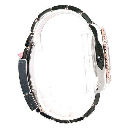 Seitenansicht der Rolex Yacht-Master 40 aus Oystersteel und Everose-Gold mit schwarzem Zifferblatt, Ref. 126621.