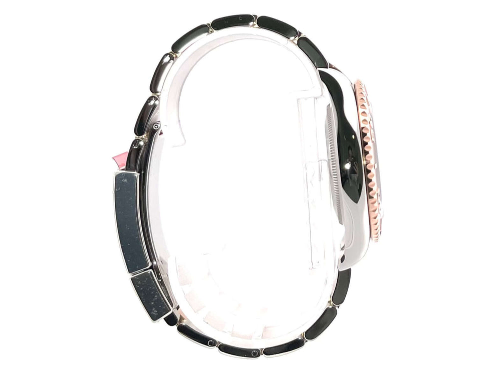 Seitenansicht der Rolex Yacht-Master 40 aus Oystersteel und Everose-Gold mit schwarzem Zifferblatt, Ref. 126621.